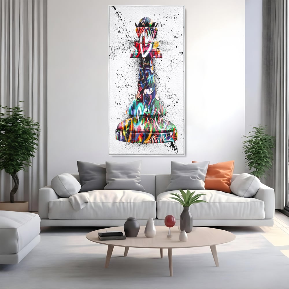 Tablou canvas cu piesa de sah regina cu graffiti, in rama de aluminiu argintiu, pe perete intr-un living